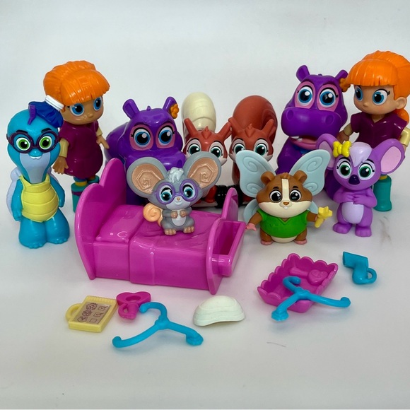 Vida the Vet Check Up and Care Friendship Pack Toys Small Figures Lot of 18 - Picture 1 of 11